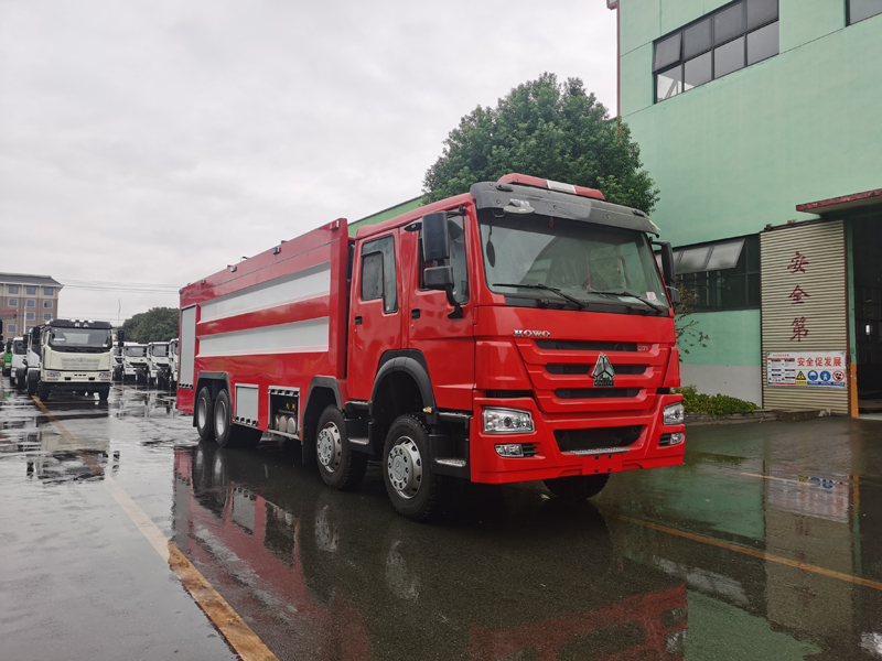 國(guó)三重汽豪沃25噸水罐消防車