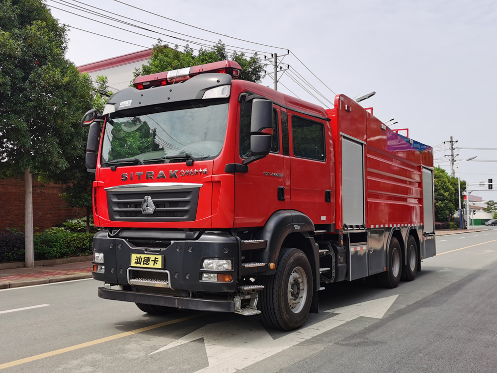 重汽汕德卡17m3泡沫消防車