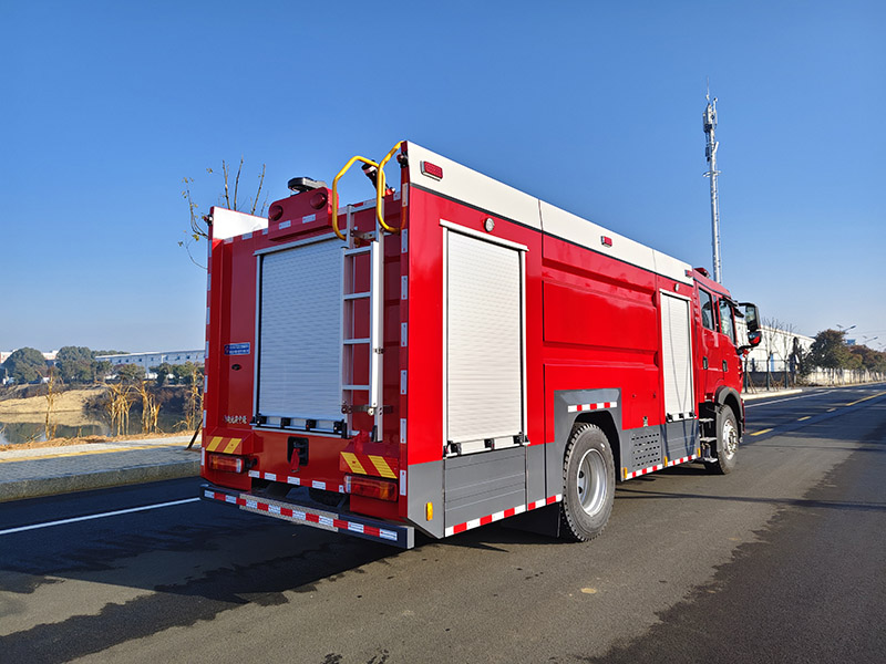 重汽豪沃8m3泡沫消防車
